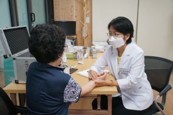 이서윤 경희꿈한의원장이 수재민 의료봉사에 참여, 한 수재민 환자를 진료하고 있다.