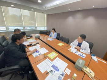 양일형 기획조정실장(화면 우측)을 포함한 서울대치과병원 관계자들이 외국인환자 유치 확대를 위한 심화컨설팅을 받고 있다.