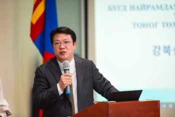강북삼성병원 신현철 원장(사업책임자)이 지난해 6월 몽골을 방문, 2차 사업에 대해 설명하고 있다.