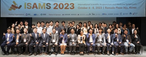 ISAMS 2023이 ‘한의약 연구 혁신과 미래의 방향’을 주제로 지난 10월 6일부터 8일까지 3일간 제주 라마다프라자호텔에서 개최됐다.