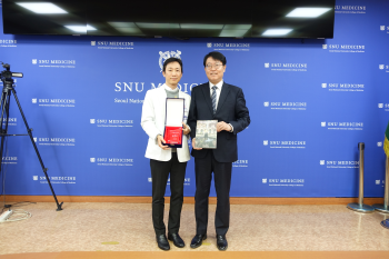 (왼쪽부터) 김학재 대외협력실장과  김정은 의과대학장이 기념촬영을 하고 있다.
