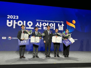 입셀 주지현 대표(왼쪽에서 두 번째)가 산업통상자원부 장관 표창을 수상한 후 다른 수상자들과 기념촬영을 하고 있다.