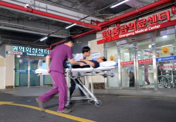 단국대병원 권역응급의료센터로 환가가 급하게 이송되고 있다.