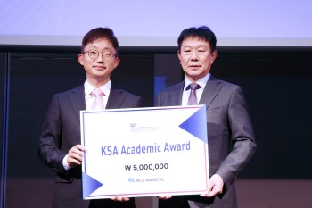 마취통증의학과 김진태 교수(왼쪽)가 대한마취통증의학회 제100회 국제학술대회에서 ‘KSA 학술상’을 수상했다.