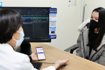 정신건강의학과 이유진 교수가 국내 최초로 환자에게 디지털 치료기기를 정식 처방하고 있다.