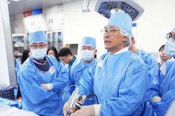 대전우리병원 박철웅 원장이 척추내시경 수술 시연을 진행하고 있다.