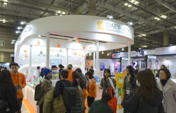 일본 '코스메위크 도쿄 2024' 전시에 참여한 대웅제약 부스 및 대웅펫 홍보관에 수많은 관람객들이 방문하고 있다.